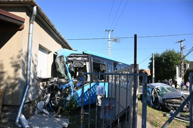 Busszal ütközött egy személyautó Gyálon, öten megsérültek