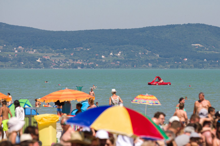 Két és féléves kislány fulladt a Balatonba