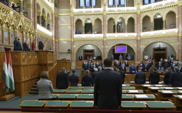 Köztársasági elnököt választ a parlament