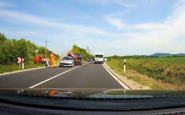 Durva balesetet rögzített a fedélzeti kamera - VIDEÓ