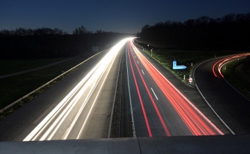 Vasárnap teljesen lezárják az M1-es autópályát 