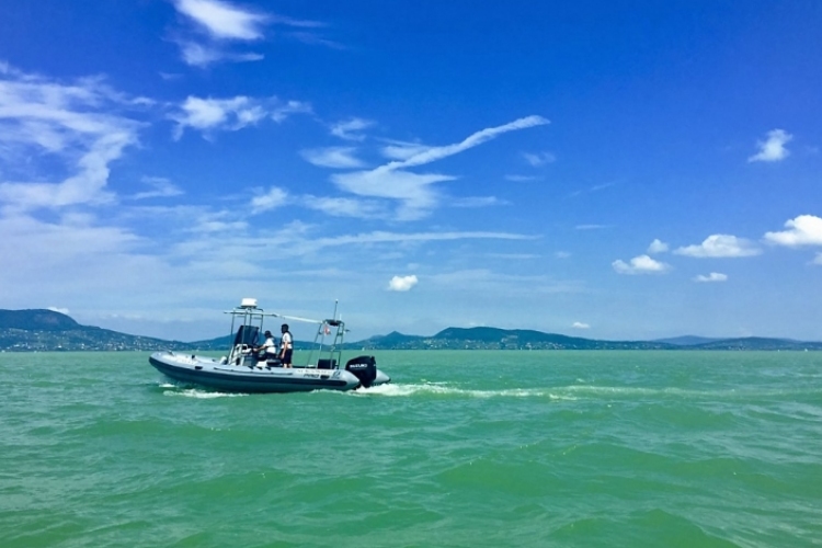 Elsodort egy hajót a szél a Balatonon, többeket ki kellett menteni